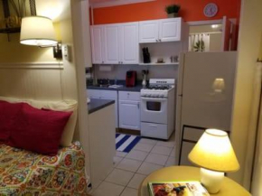 The Allenhurst, Beach Apartment #8 - Small Studio with Bathroom & Kitchen